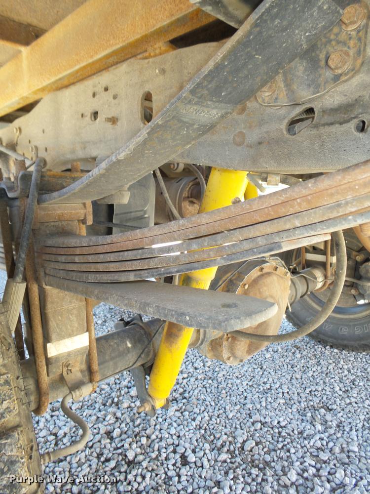 image for item L4053 2006 Ford F350 Super Duty XL pickup truck cab and chassis