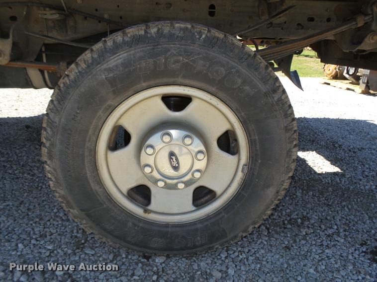 image for item L4053 2006 Ford F350 Super Duty XL pickup truck cab and chassis