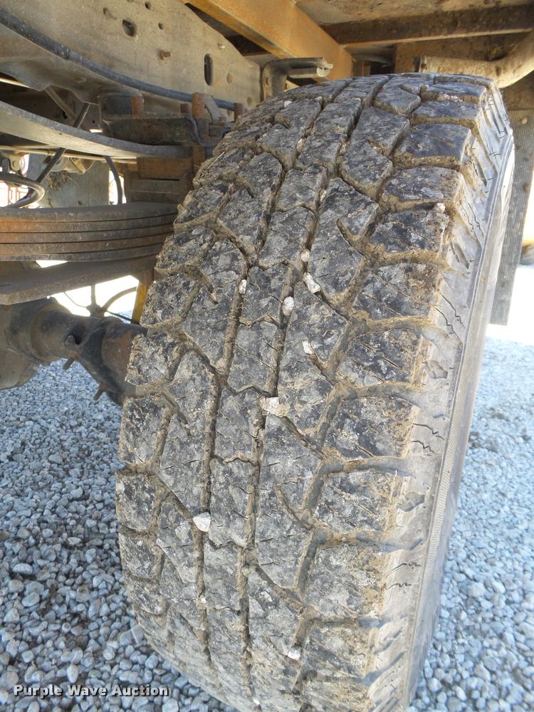 image for item L4053 2006 Ford F350 Super Duty XL pickup truck cab and chassis