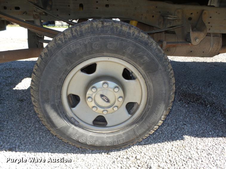 image for item L4053 2006 Ford F350 Super Duty XL pickup truck cab and chassis