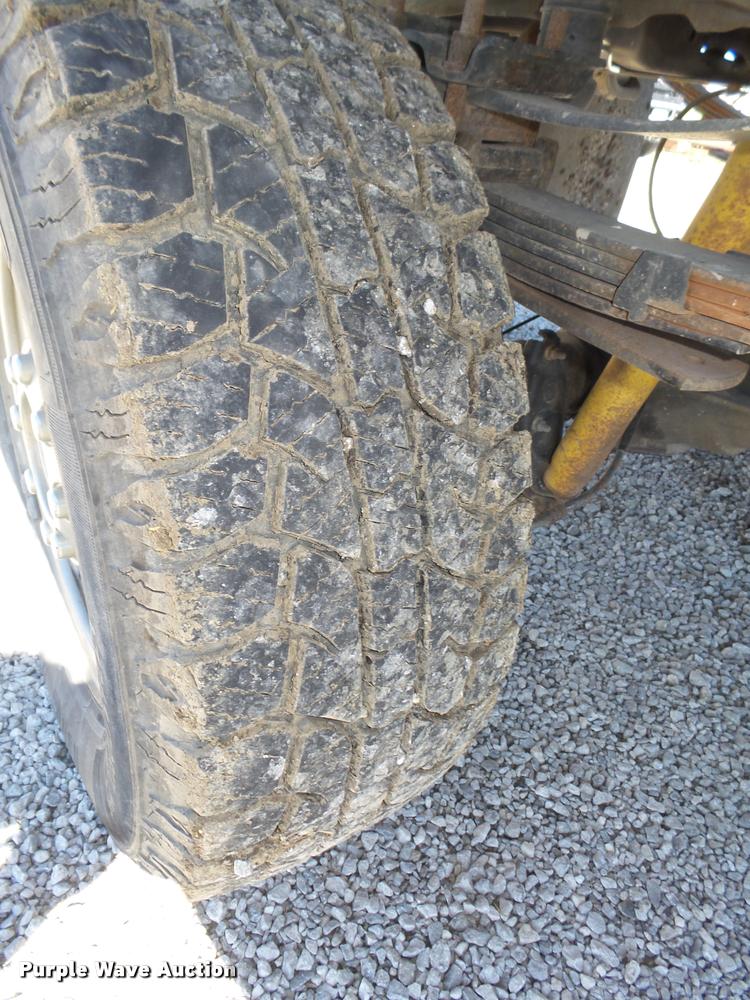 image for item L4053 2006 Ford F350 Super Duty XL pickup truck cab and chassis