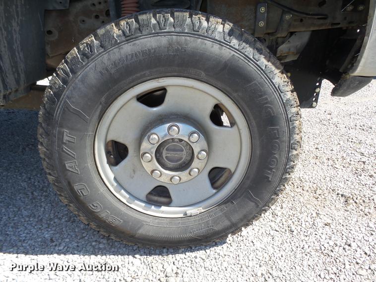 image for item L4053 2006 Ford F350 Super Duty XL pickup truck cab and chassis