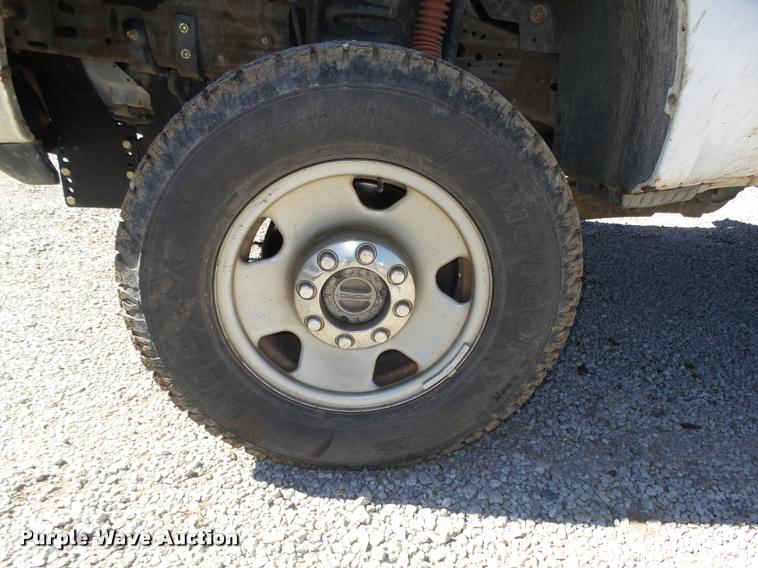 image for item L4053 2006 Ford F350 Super Duty XL pickup truck cab and chassis