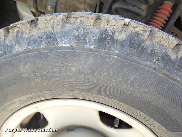 image for item L4053 2006 Ford F350 Super Duty XL pickup truck cab and chassis