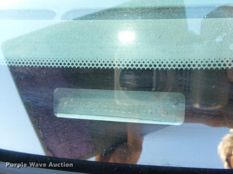 image for item L4053 2006 Ford F350 Super Duty XL pickup truck cab and chassis