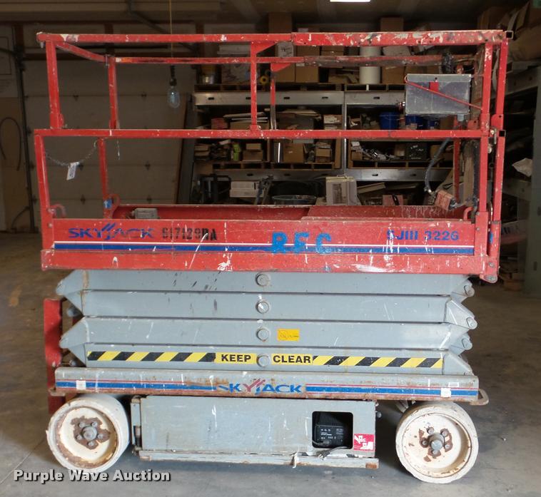image for item DA2874 Sky Jack SJIII 3226 scissor lift