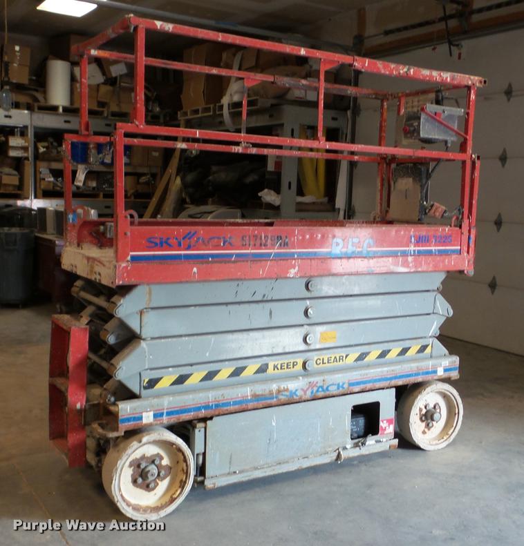 image for item DA2874 Sky Jack SJIII 3226 scissor lift