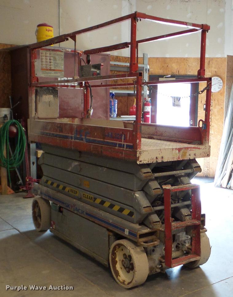 image for item DA2874 Sky Jack SJIII 3226 scissor lift