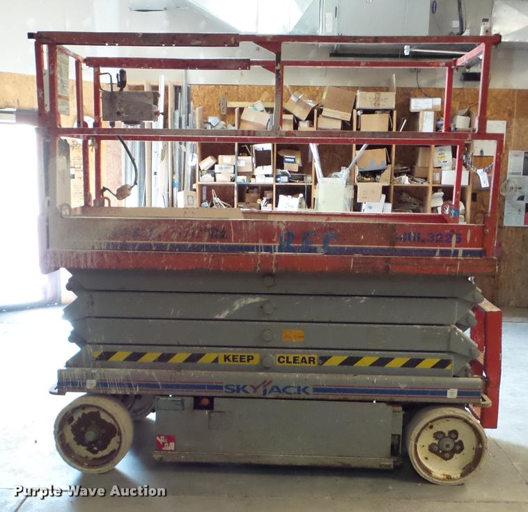 image for item DA2874 Sky Jack SJIII 3226 scissor lift