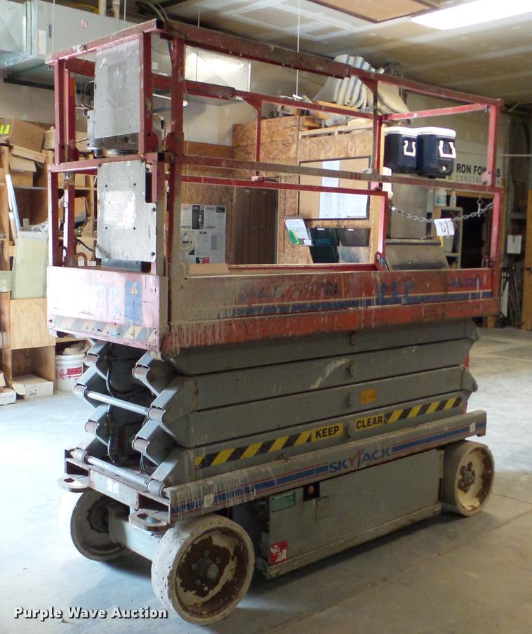 image for item DA2874 Sky Jack SJIII 3226 scissor lift