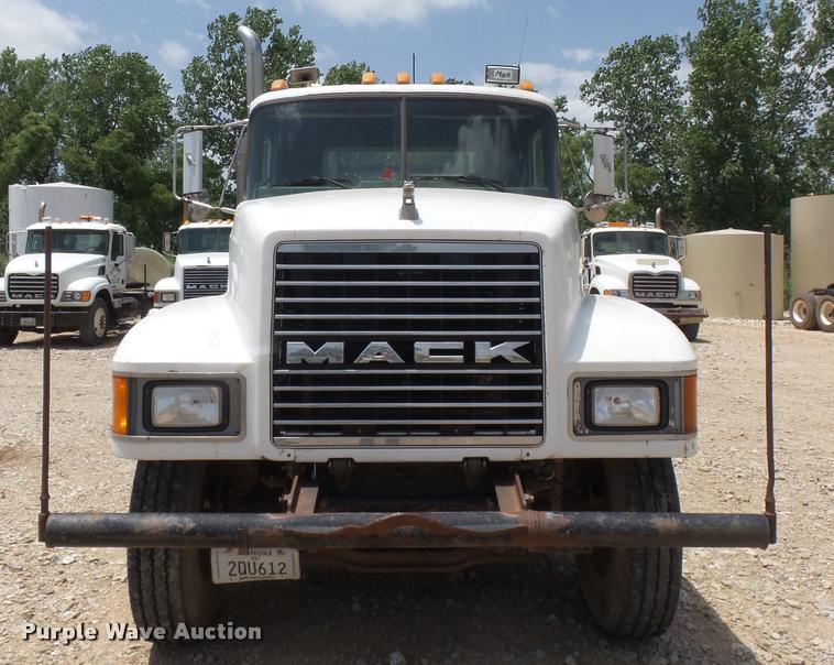 image for item K3172 1990 Mack CH613 semi truck