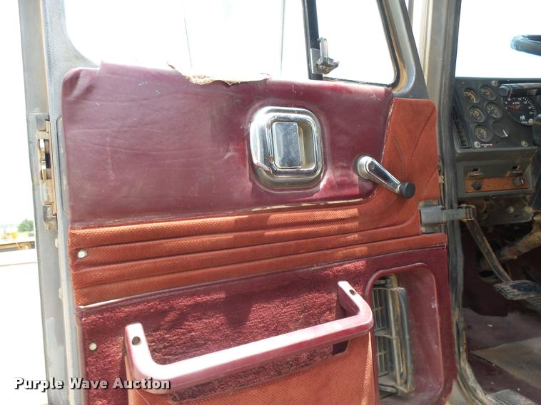 image for item K3172 1990 Mack CH613 semi truck