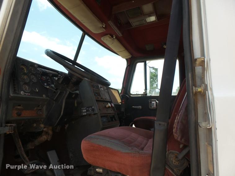 image for item K3172 1990 Mack CH613 semi truck