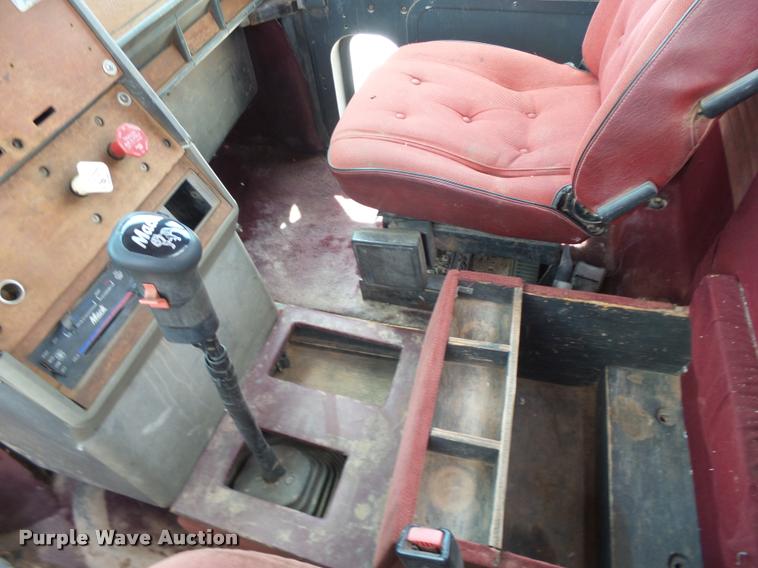 image for item K3172 1990 Mack CH613 semi truck