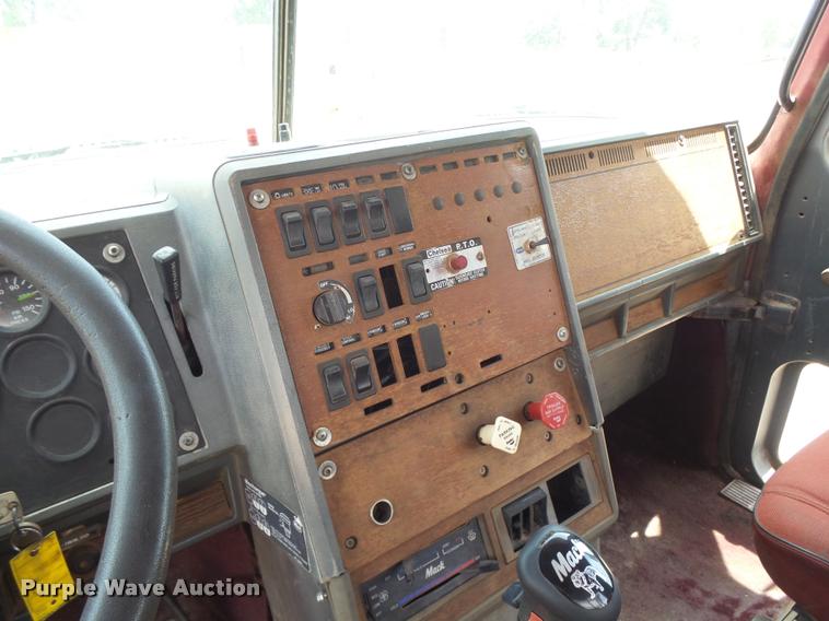 image for item K3172 1990 Mack CH613 semi truck