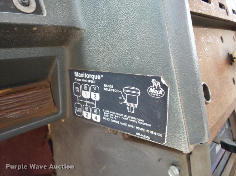 image for item K3172 1990 Mack CH613 semi truck