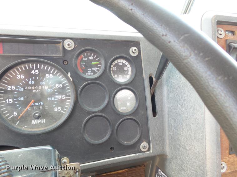 image for item K3172 1990 Mack CH613 semi truck