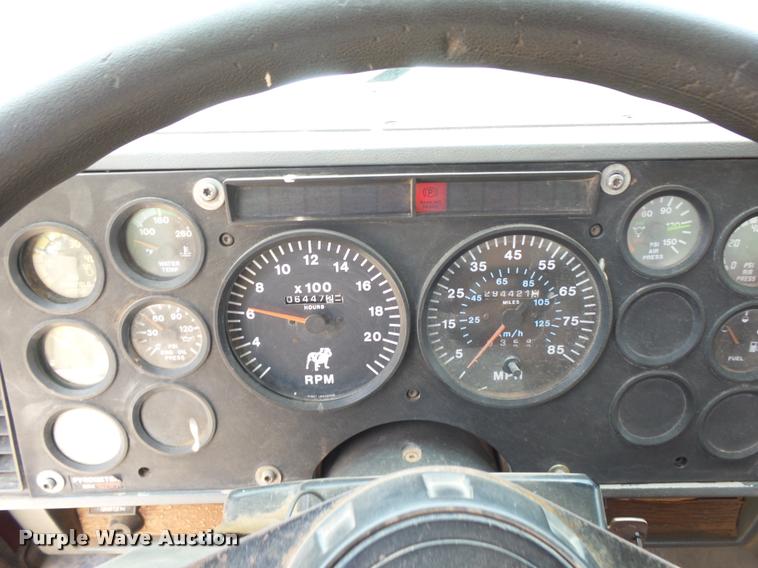 image for item K3172 1990 Mack CH613 semi truck