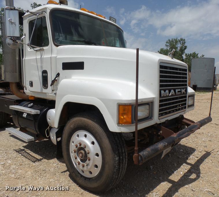 image for item K3172 1990 Mack CH613 semi truck
