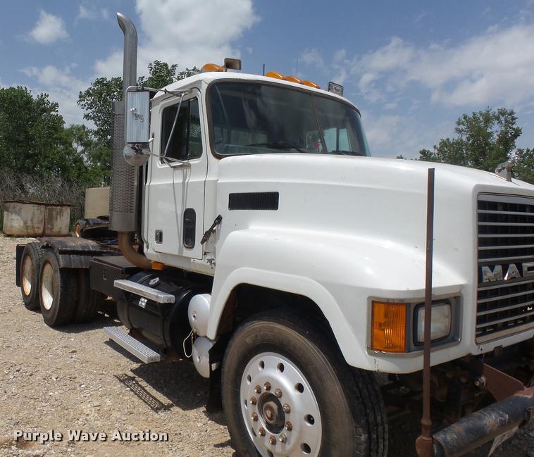 image for item K3172 1990 Mack CH613 semi truck