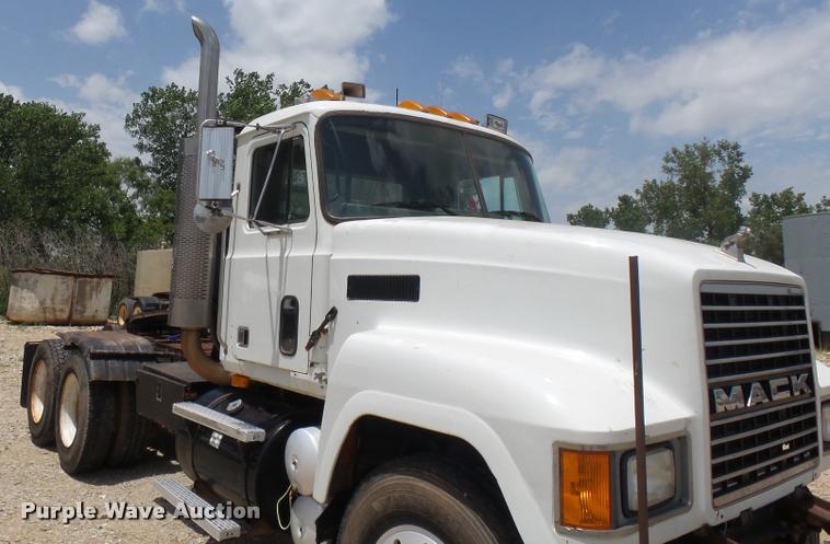 image for item K3172 1990 Mack CH613 semi truck