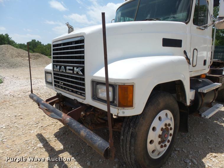 image for item K3172 1990 Mack CH613 semi truck