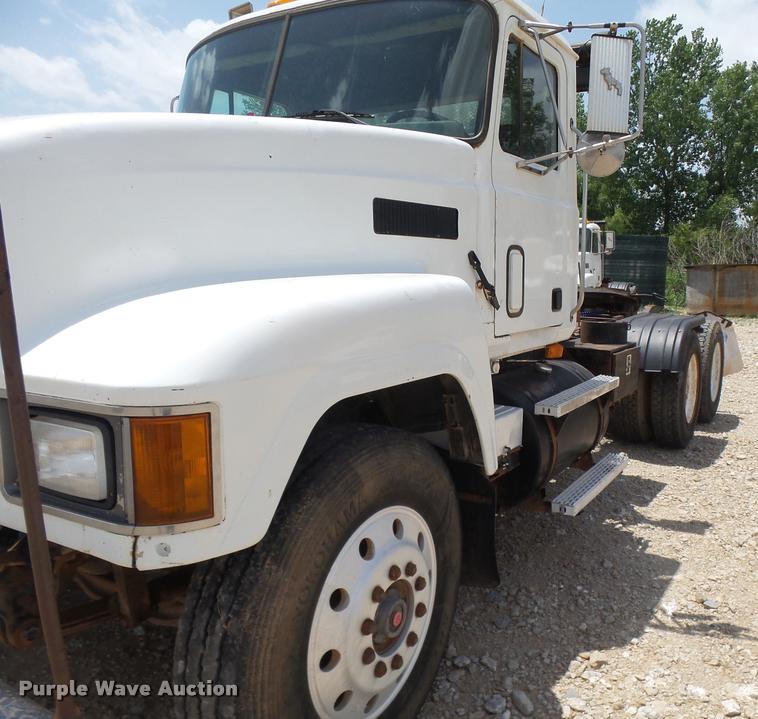 image for item K3172 1990 Mack CH613 semi truck