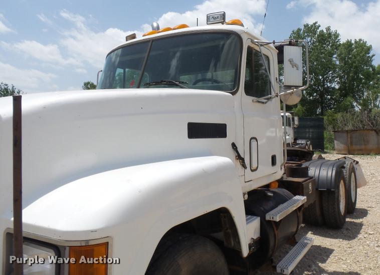 image for item K3172 1990 Mack CH613 semi truck