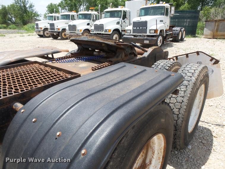 image for item K3172 1990 Mack CH613 semi truck