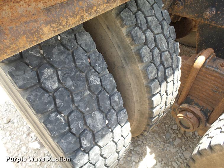 image for item K3172 1990 Mack CH613 semi truck