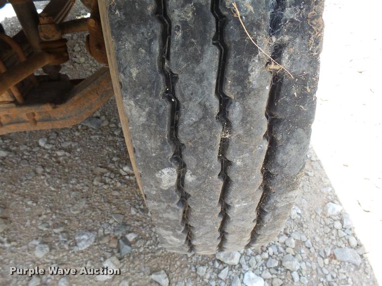 image for item K3172 1990 Mack CH613 semi truck