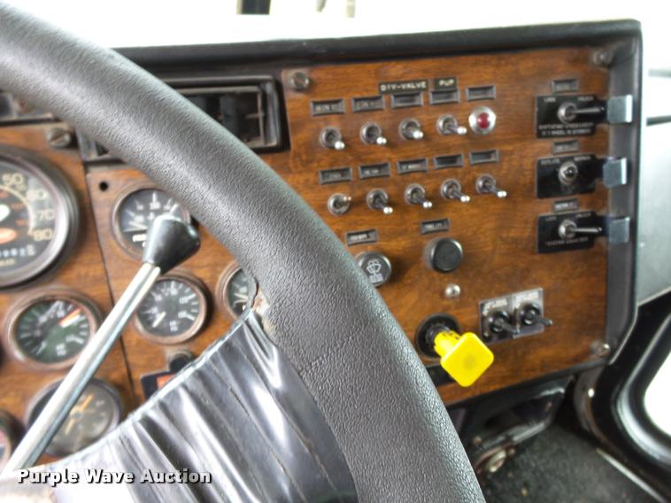 image for item K3472 1989 Peterbilt 379 dump truck