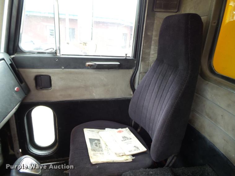 image for item K3472 1989 Peterbilt 379 dump truck