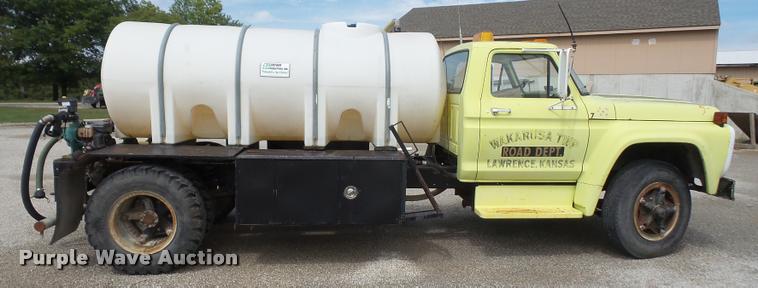 image for item K3516 1978 Ford F700 tank truck