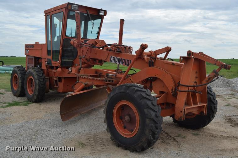 image for item L2582 1984 Champion 710A motor grader