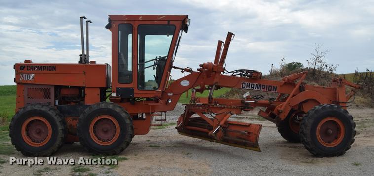 image for item L2582 1984 Champion 710A motor grader