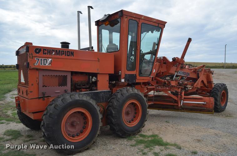 image for item L2582 1984 Champion 710A motor grader