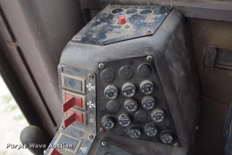 image for item L2582 1984 Champion 710A motor grader