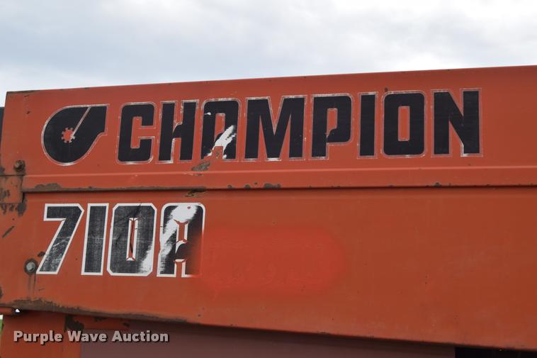 image for item L2582 1984 Champion 710A motor grader