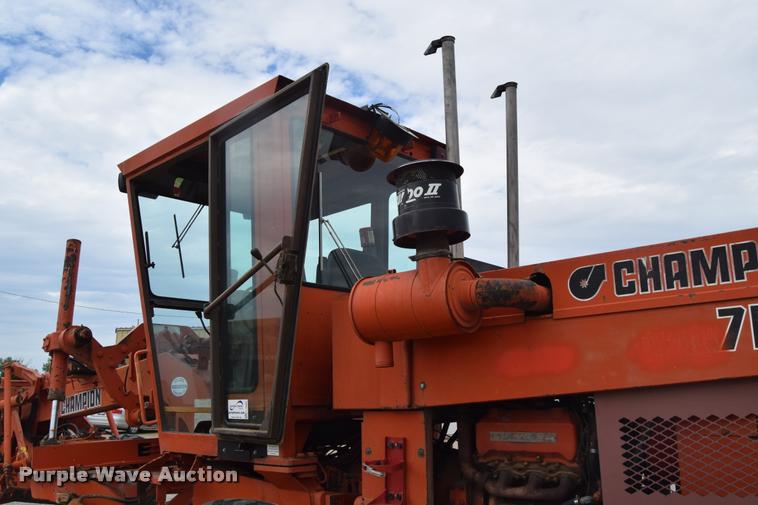 image for item L2582 1984 Champion 710A motor grader