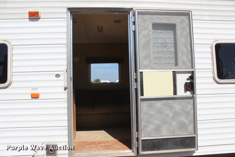 image for item L4768 2006 Gulfstream MPV-CV0H camper