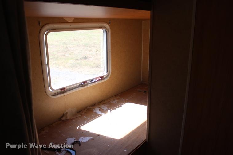 image for item L4768 2006 Gulfstream MPV-CV0H camper