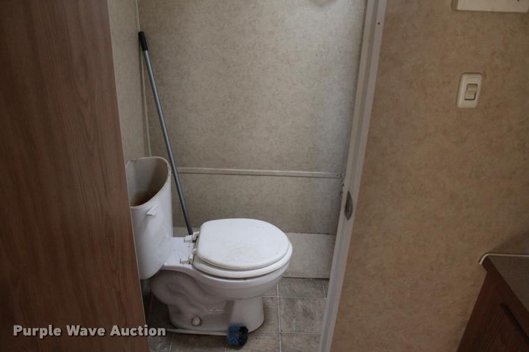 image for item L4768 2006 Gulfstream MPV-CV0H camper