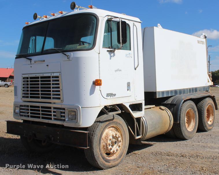 image for item L4785 1984 International C09670 tank truck
