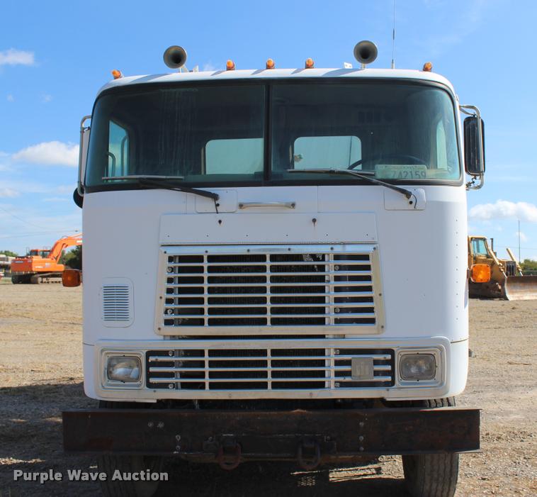 image for item L4785 1984 International C09670 tank truck