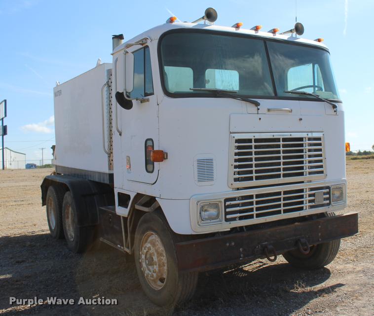 image for item L4785 1984 International C09670 tank truck