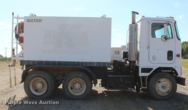 image for item L4785 1984 International C09670 tank truck