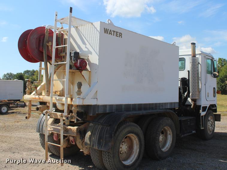 image for item L4785 1984 International C09670 tank truck