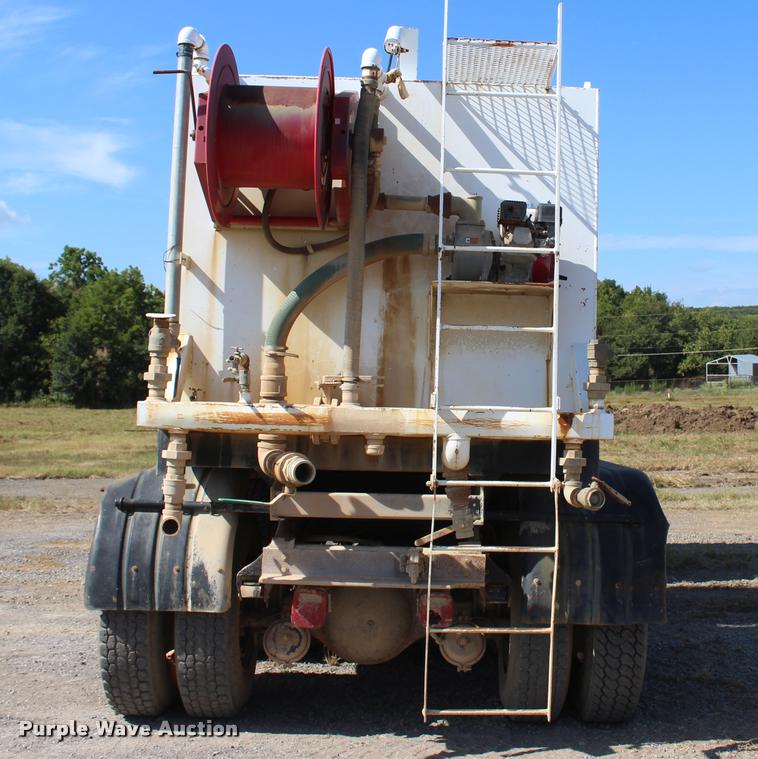 image for item L4785 1984 International C09670 tank truck