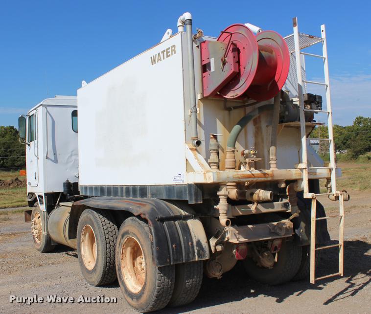 image for item L4785 1984 International C09670 tank truck